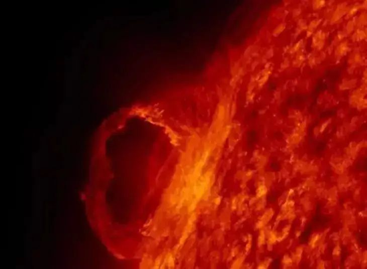 В ИКИ РАН предупредили о возможной мощной буре на Земле: Солнце снова «искрит» солнце