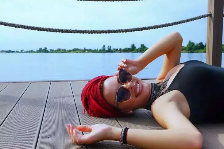 Хозяйка дома на море приняла родственников с детьми: у гостей не оказалось денег на еду и дорогу женщина