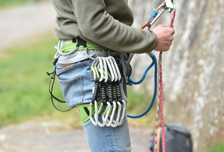 Скалолаз из США без страховки взобрался на 500-метровый небоскреб в Тайване альпинист