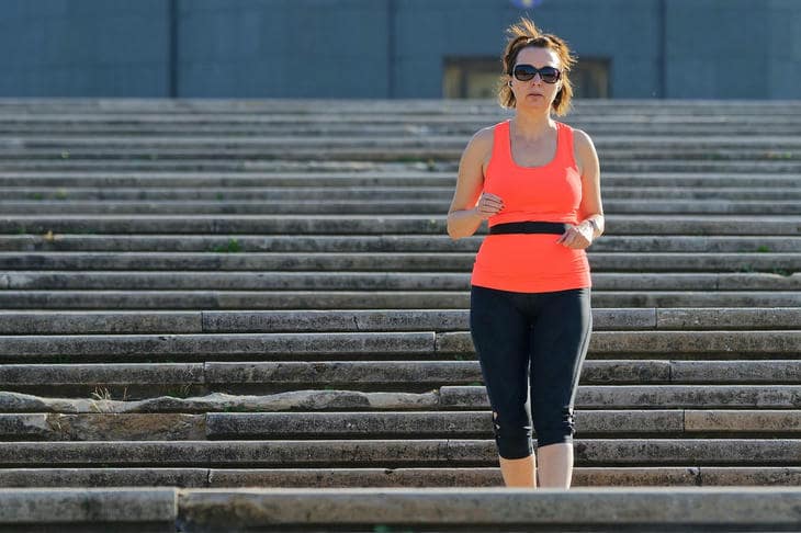 Сколько шагов в день нужно лицу: как движение дренирует кожу лучше массажа девушка