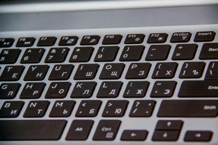 Почему опытные пользователи чистят клавиатуру не сжатым воздухом, а скотчем: секрет точечной уборки клавиатура