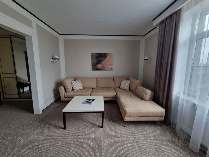 В аварийном доме Омска обрушился потолок: жильцы, которых три года не могут расселить, чудом избежали трагедии комната