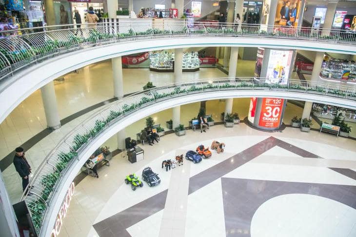 Смертельный конфликт в петербургском ТЦ: видео показало, как охранники насмерть придавили посетителя магазин