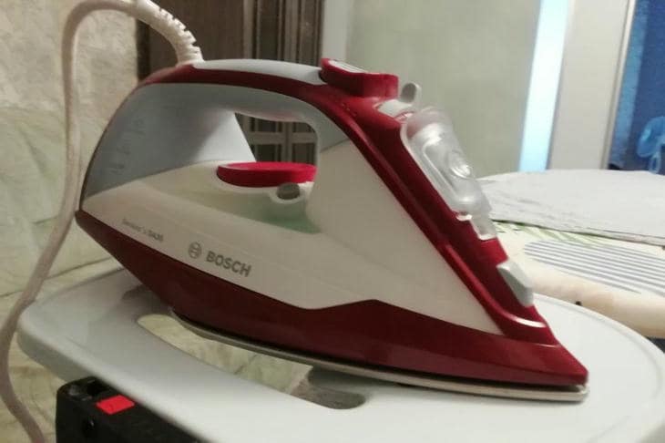 Почему лед из морозилки нужен не только для напитков, но и для вашего утюга: полезные лайфхаки утюг