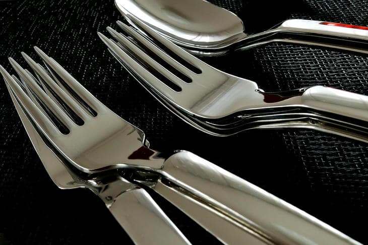 Что будет, если есть одной левой: как смена руки за столом меняет всё вилка