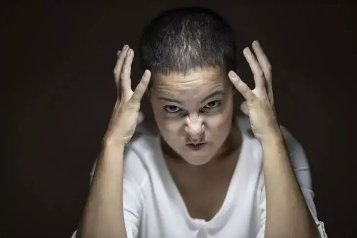 Общий чат дома стал источником войны: как обычные сообщения рассорили соседей и дошли до жалоб женщина