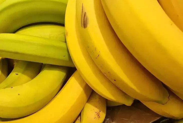 В России запретят продавать бананы короче 14 см: новый ГОСТ с 1 марта 2026 года банан