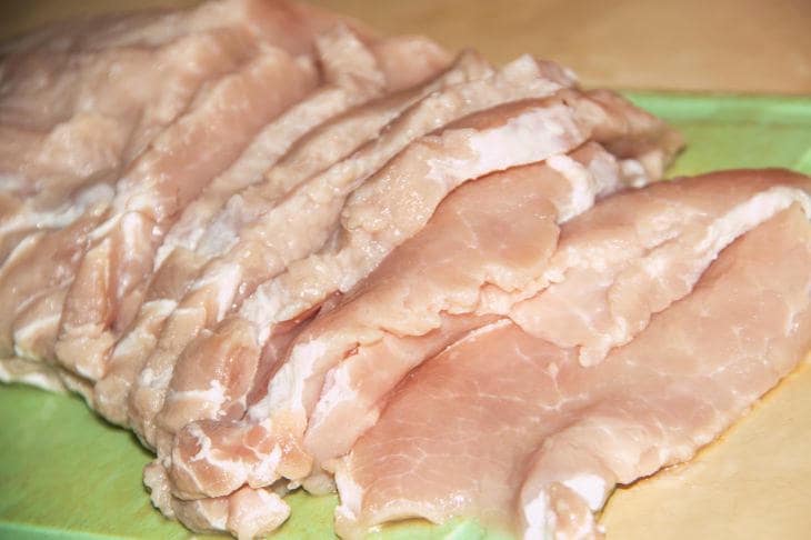 Почему куриную грудку нужно солить за час до жарки, а не прямо на сковороде еда