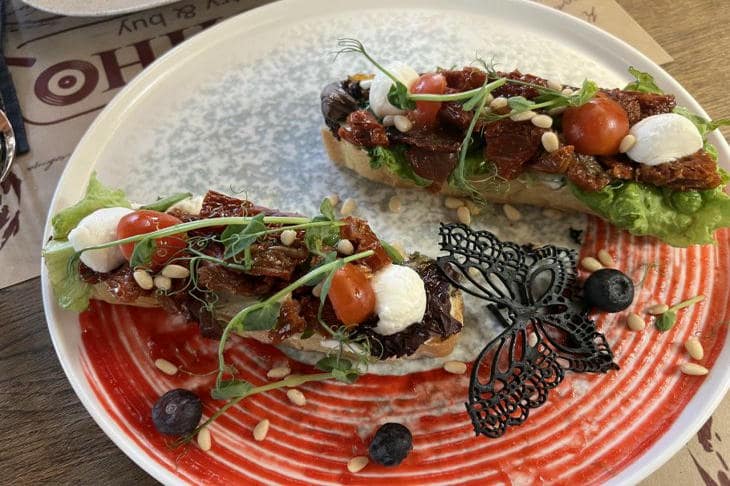 Как перестать переедать и не срываться на еду: психотерапевт о дофамине и эмоциональных триггерах еда