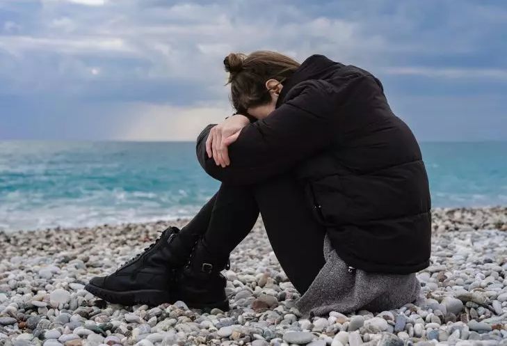 Девушка переехала к парню через неделю после знакомства: через месяц она пожалела, но было поздно девушка