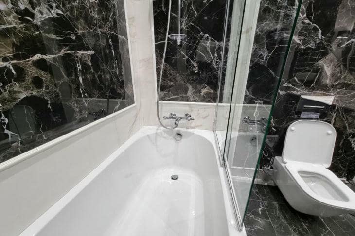 Почему в ванной всегда сырость: лайфхаки для борьбы с плесенью и затхлым воздухом квартира