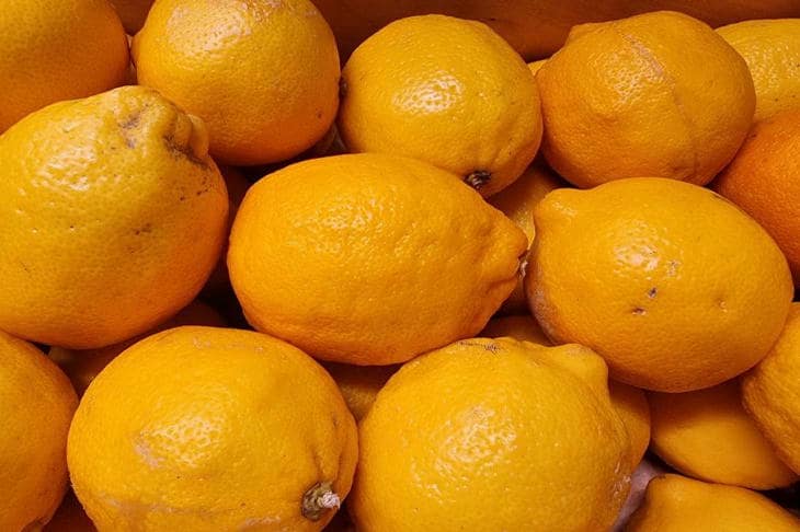 Почему лимон и уксус могут заменить половину бытовой химии на кухне: неочевидные возможности кислот лимон