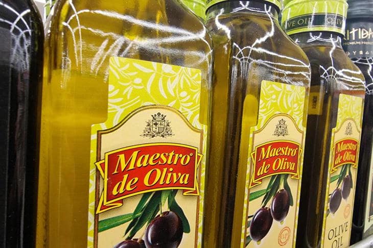 Зачем оливковому маслу темнеть: почему свет — главный враг на полке масло