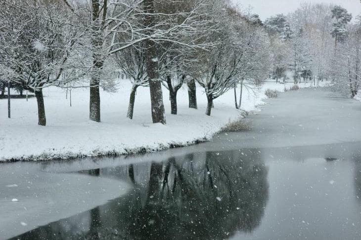 Москвичей предупредили о метели и гололедице: в городе объявлен желтый уровень опасности погода