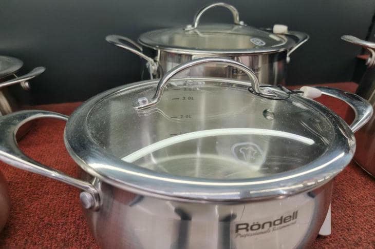 Почему опытные хозяйки хранят крышки от кастрюль вверх дном: секрет идеального порядка на кухне посуда