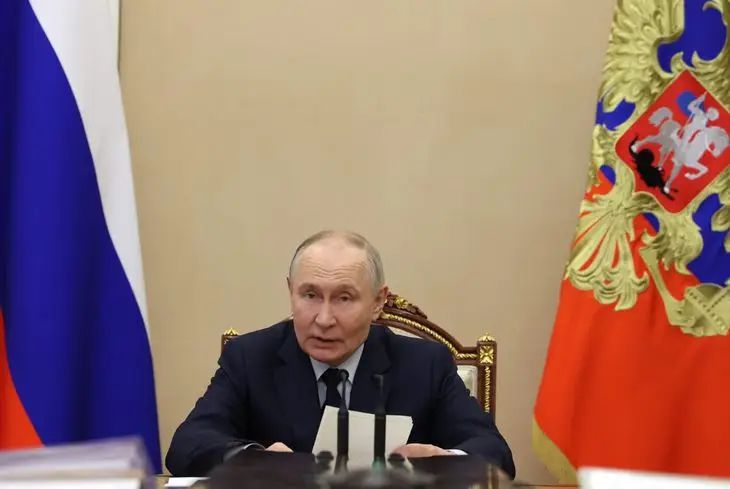 Владимир Путин поздравил россиян с Днем защитника Отечества Путин