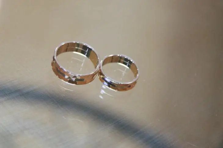 Звезда «Белого лотоса» Даддарио подала на развод спустя 3 года брака кольцо