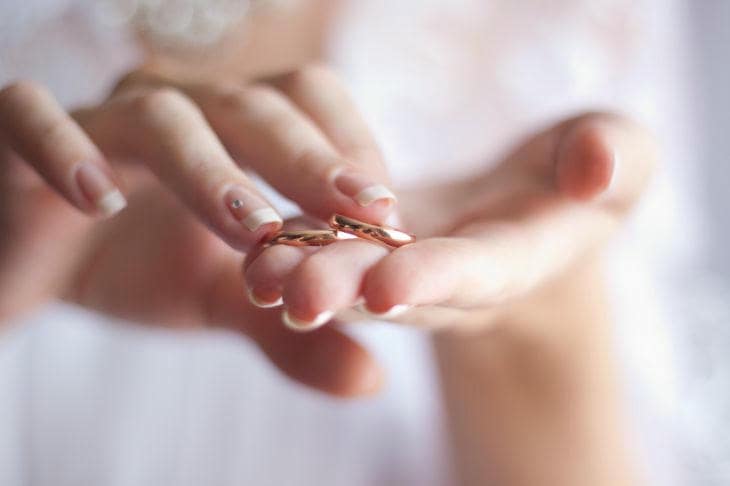 Зачем супругам проходить кризисы: какие испытания сближают сильнее всего руки