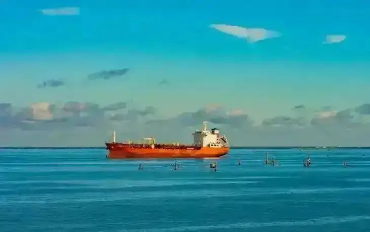 Посольство РФ на Кубе опровергло сообщения об отправке танкера с 200 тыс. баррелей нефти и эсминцем танкер