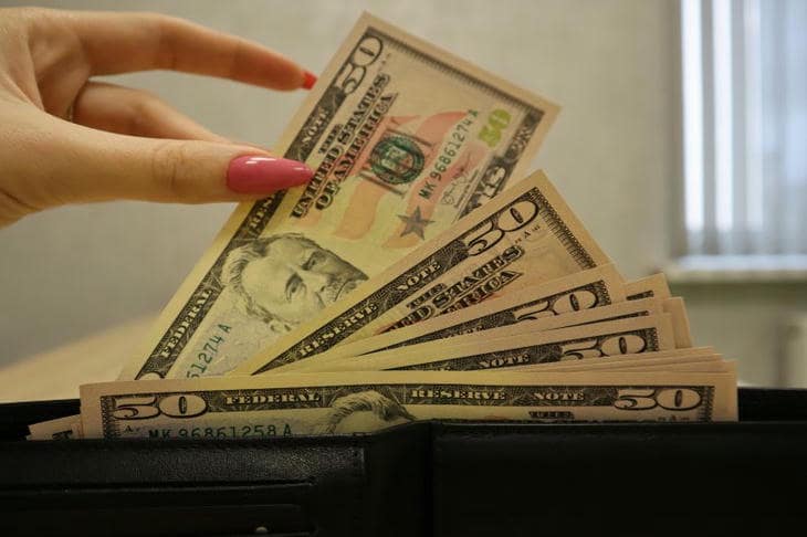 Зачем говорить о деньгах до того, как они станут проблемой: холодный душ для романтиков деньги