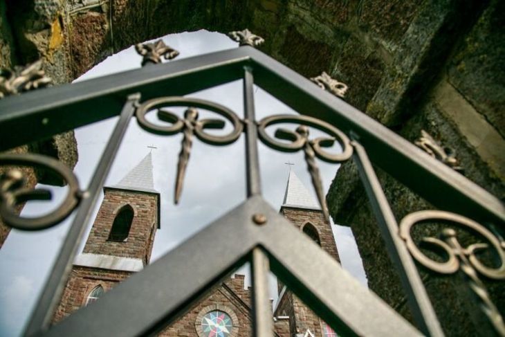 «Как короля»: в Мексике убитого главаря наркокартеля похоронили в золотом гробу кладбище