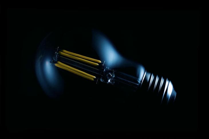 Тотальный блэкаут накрыл Ирак на фоне войны США с Ираном лампочка