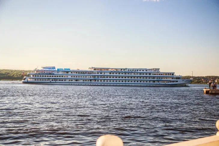 «Выселяют с лайнера»: 200 россиян остались без крова в Катаре из-за военного конфликта лайнер