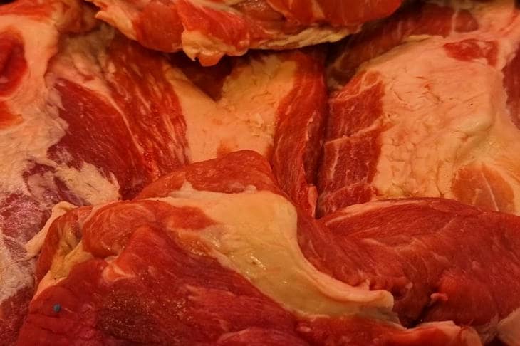 Почему опытные повара солят мясо только после жарки, а не до: физика сочной корочки мясо