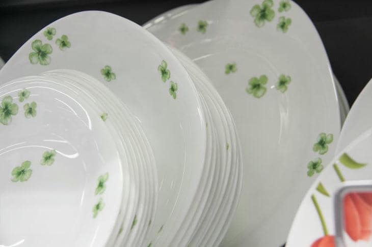 Что будет, если не отдирать наклейки с новой посуды сразу: химия стойких пятен посуда