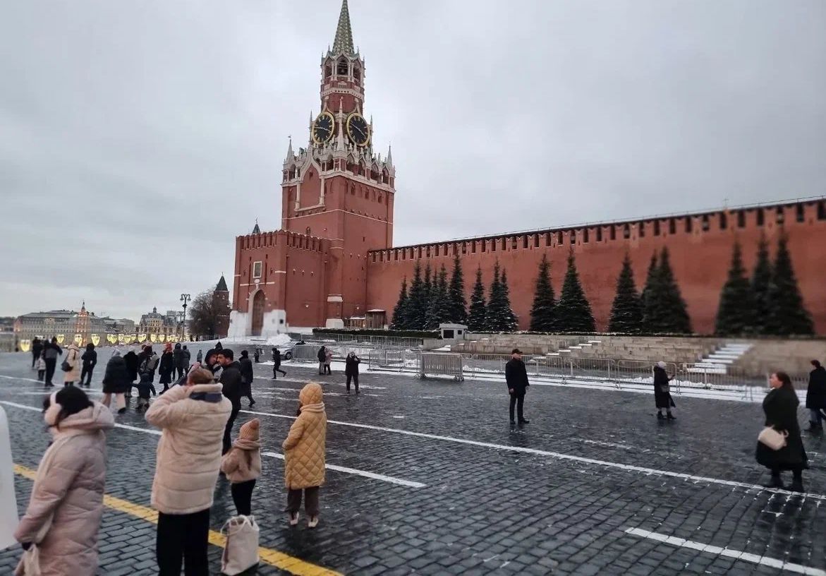 Ночью до нуля, снег днем: Дептранс призвал не ездить на летней резине в Москве Москва