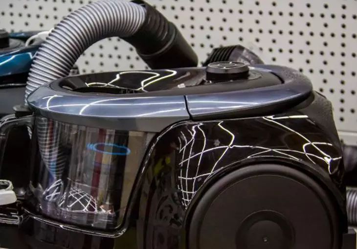 Подарок на день рождения: муж вручил жене пылесос и назвал неблагодарной, когда она обиделась пылесос