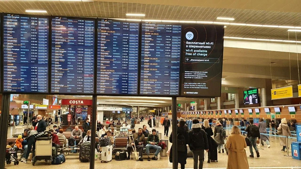 Пассажир из Дубая пытался провезти 330 бриллиантов в джинсах через Шереметьево здание аэропорта