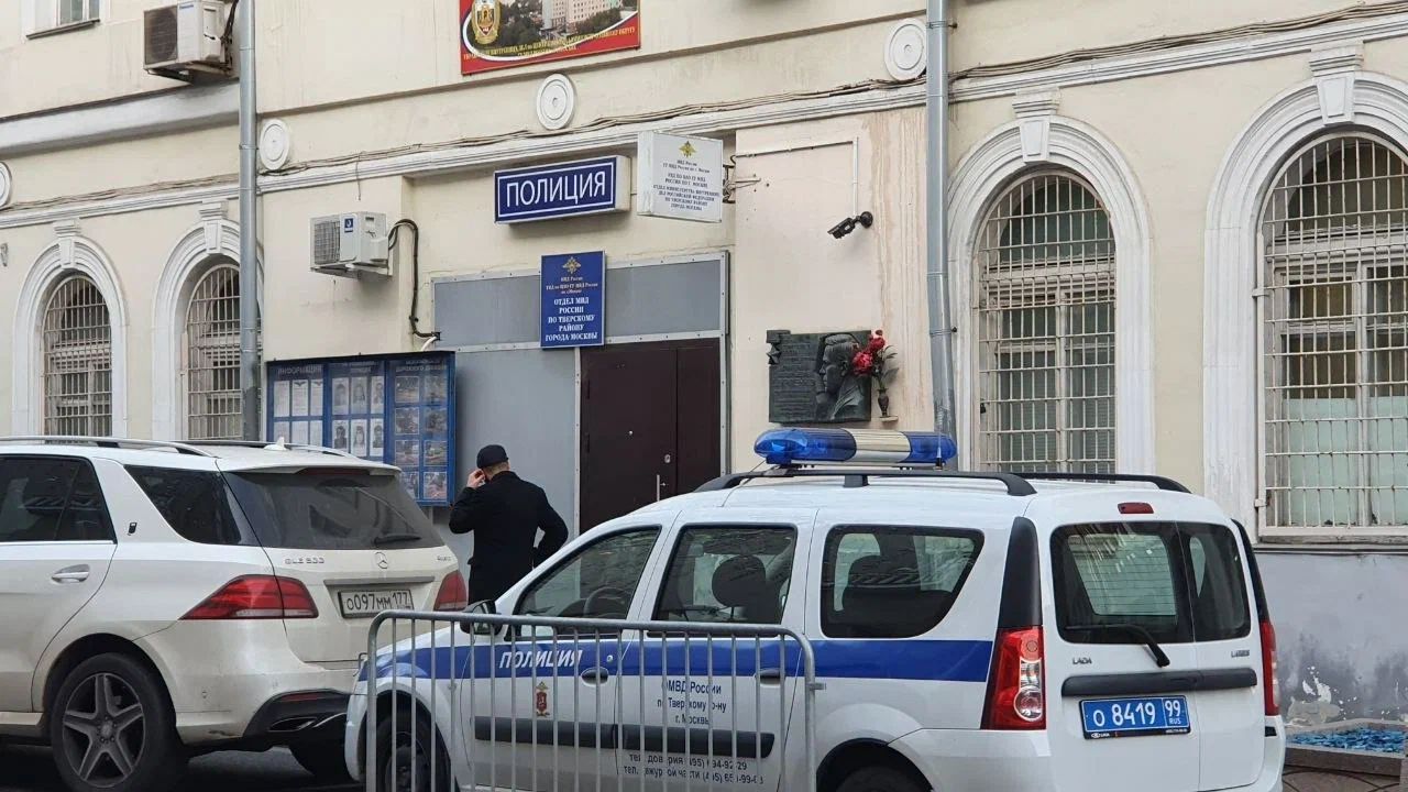 Масштабный рейд в Одинцове: выявлено почти 300 нелегальных мигрантов автомобиль полиции