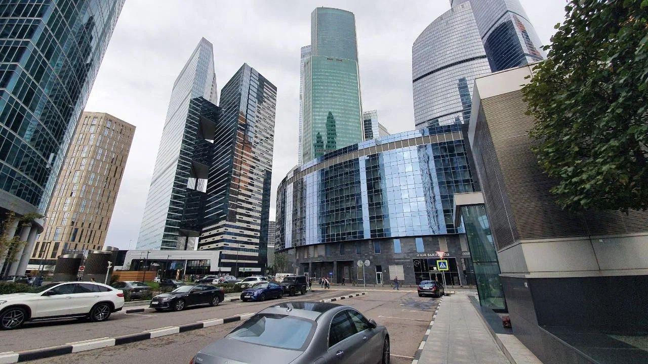 Ритейл возглавил рынок вакансий в России в апреле городская улица