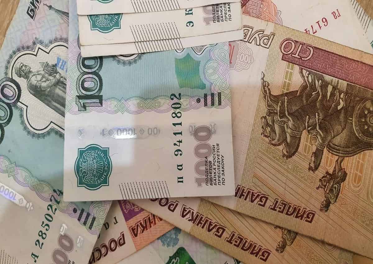 Эксперт назвала минимальную зарплату для получения максимальной прибавки к пенсии работающим пенсионерам в 2026 году российский рубль