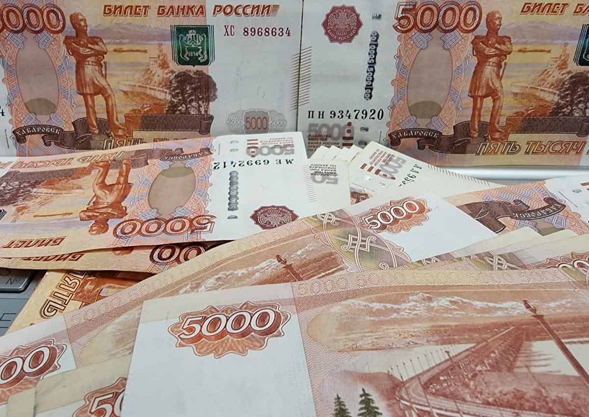 Средняя зарплата женщин-руководителей в России на 71 тысячу рублей ниже, чем у мужчин российский рубль