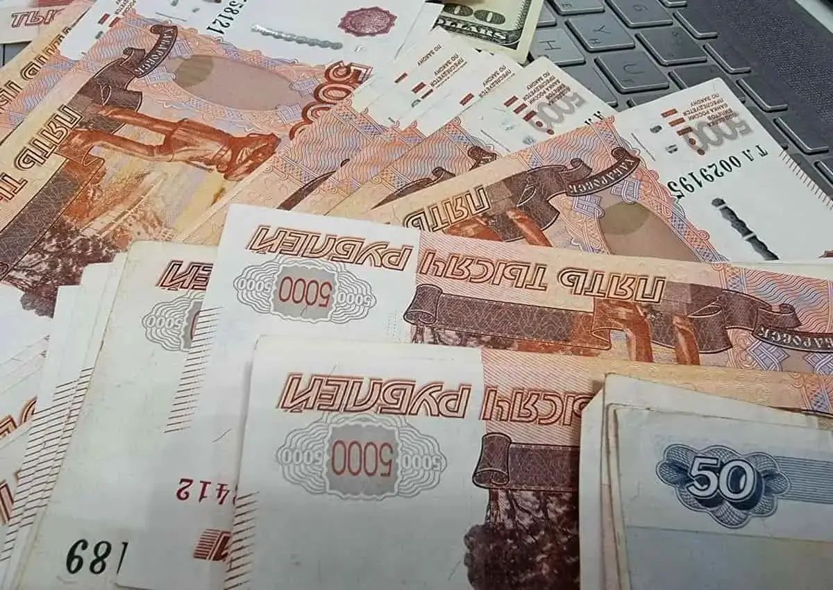 Предприниматель требует 2,2 миллиона рублей с театра Кадышевой за срыв акции российский рубль