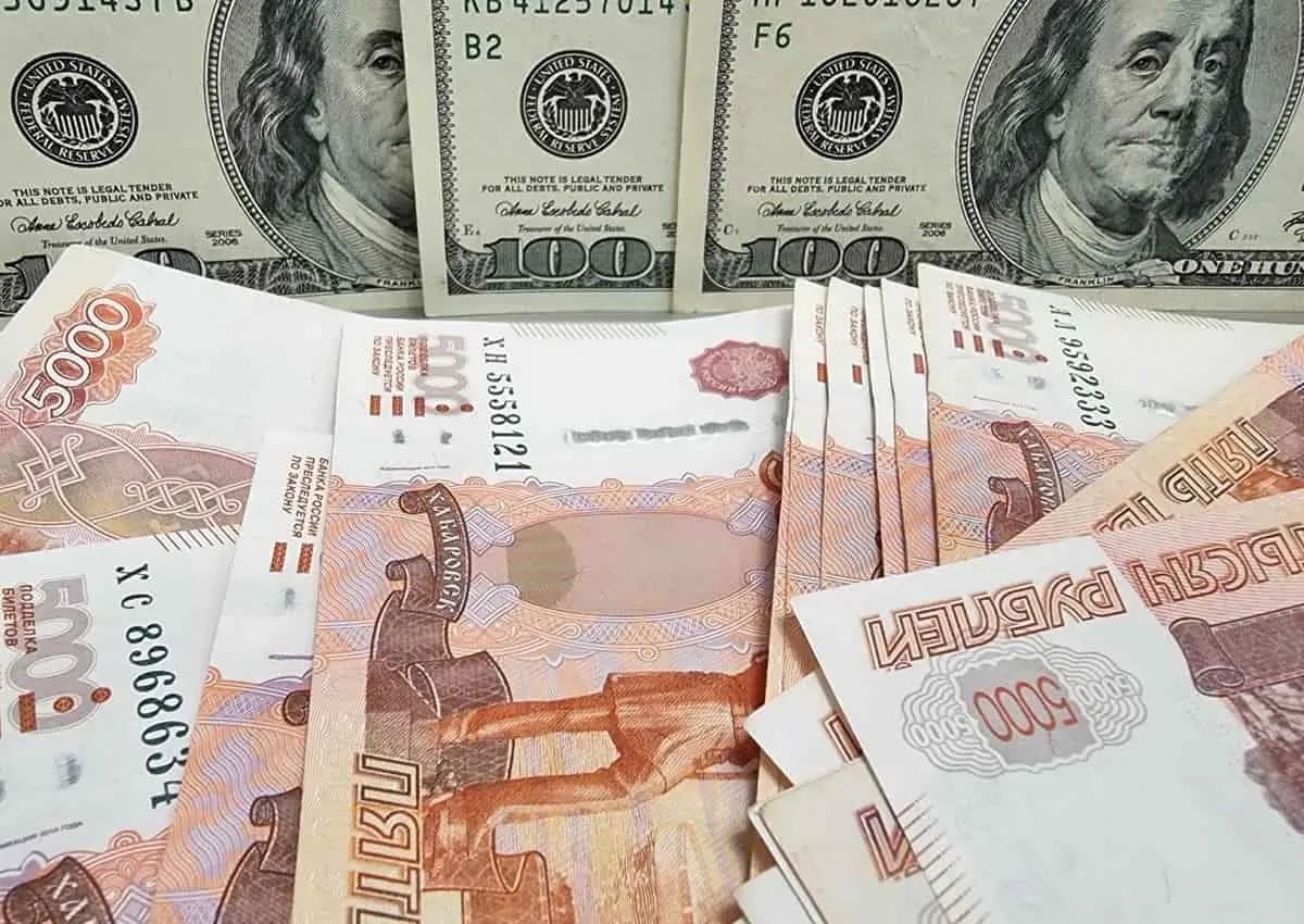 Доллар может упасть до 65 рублей при укреплении рубля денежные купюры