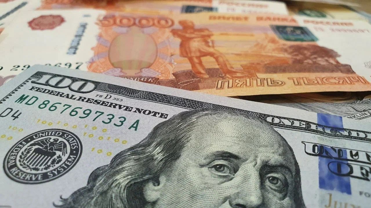 Рубль вошел в число лидеров роста к доллару по итогам мая российский рубль