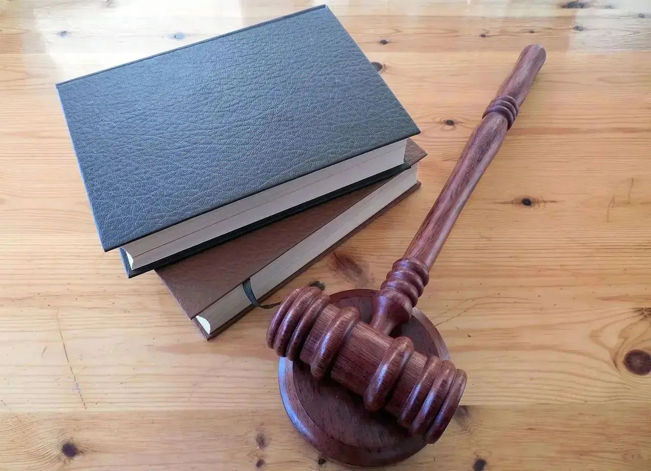 Суд вынес приговор экс-главе столичного офиса бизнес-коуча Сидоропуло по делу о финансовом обмане молоток судьи