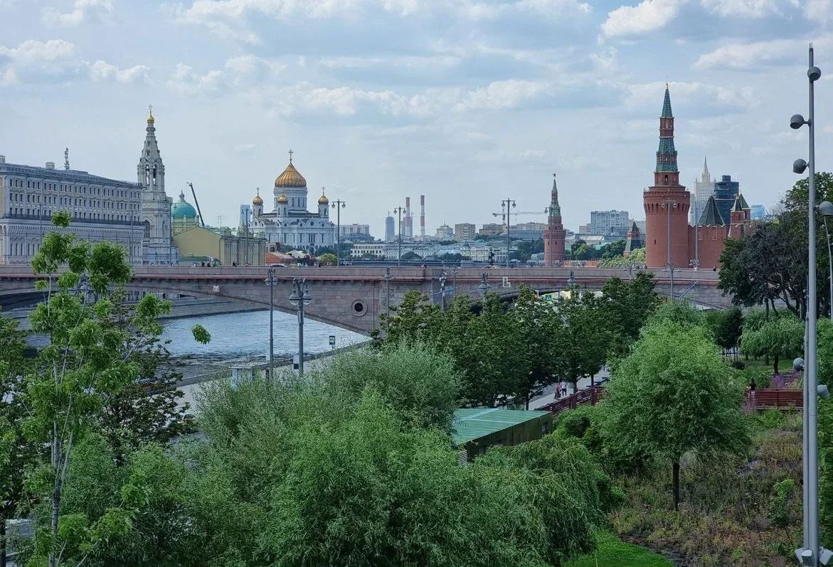Москва дождется летней жары до +27 градусов к концу недели городская улица
