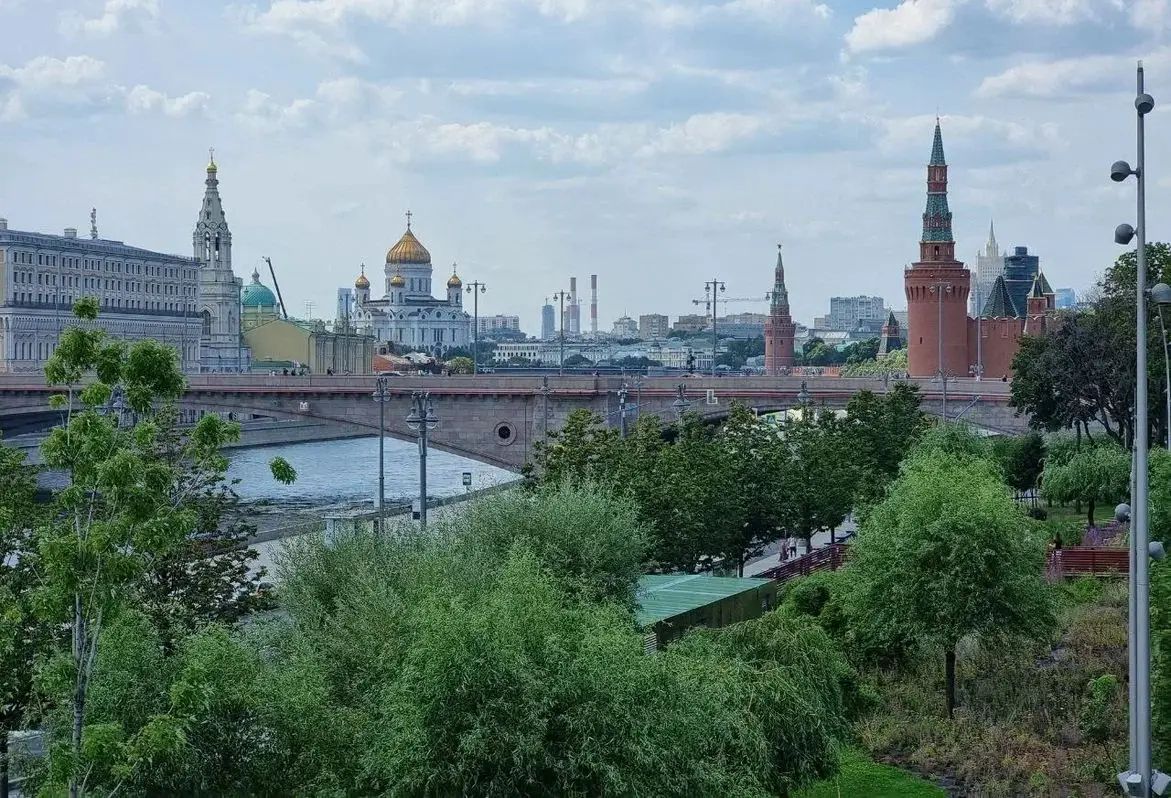Новости сегодня за 23 мая 2026 года: арест адвоката Калви в Москве, 70 триллионов рублей накоплений у россиян и 82 погибших на шахте в Китае улица Москвы