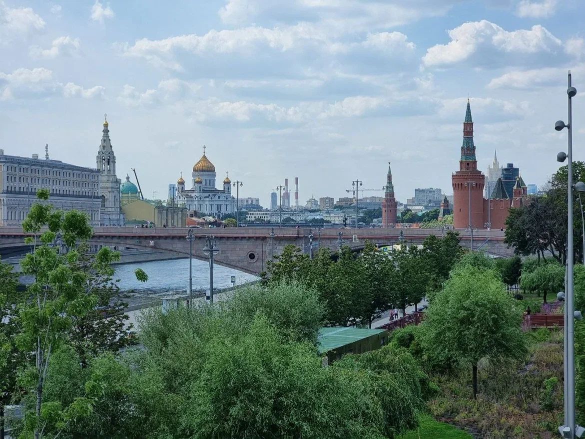 Москву до конца весны ждет аномально холодная погода с осенними дождями городская улица
