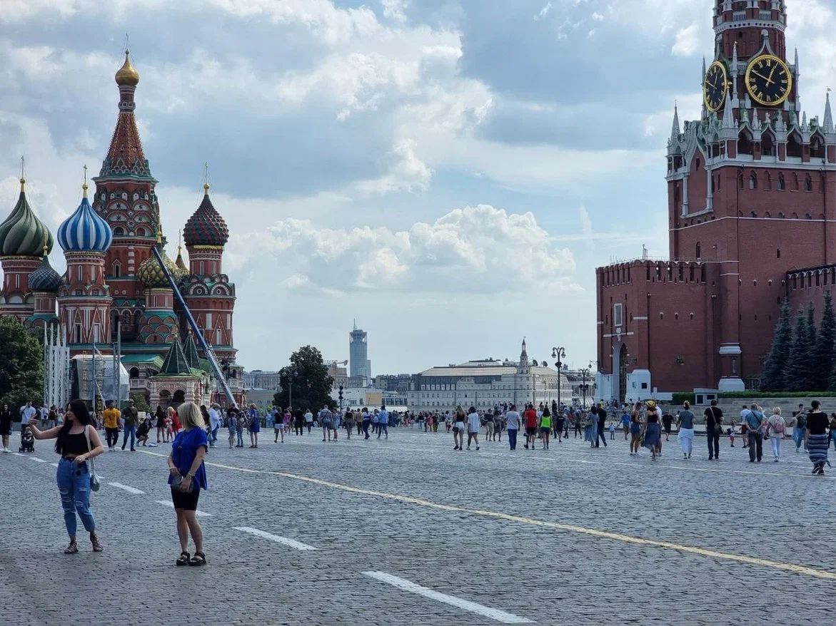 Синоптик развеял надежды на тридцатиградусную жару в Москве в начале лета Красная площадь