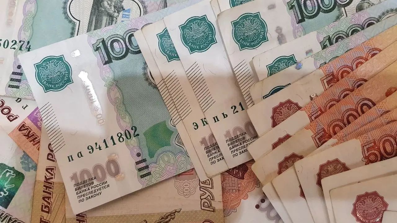 Половина россиян откладывает не больше 10% зарплаты каждый месяц российский рубль