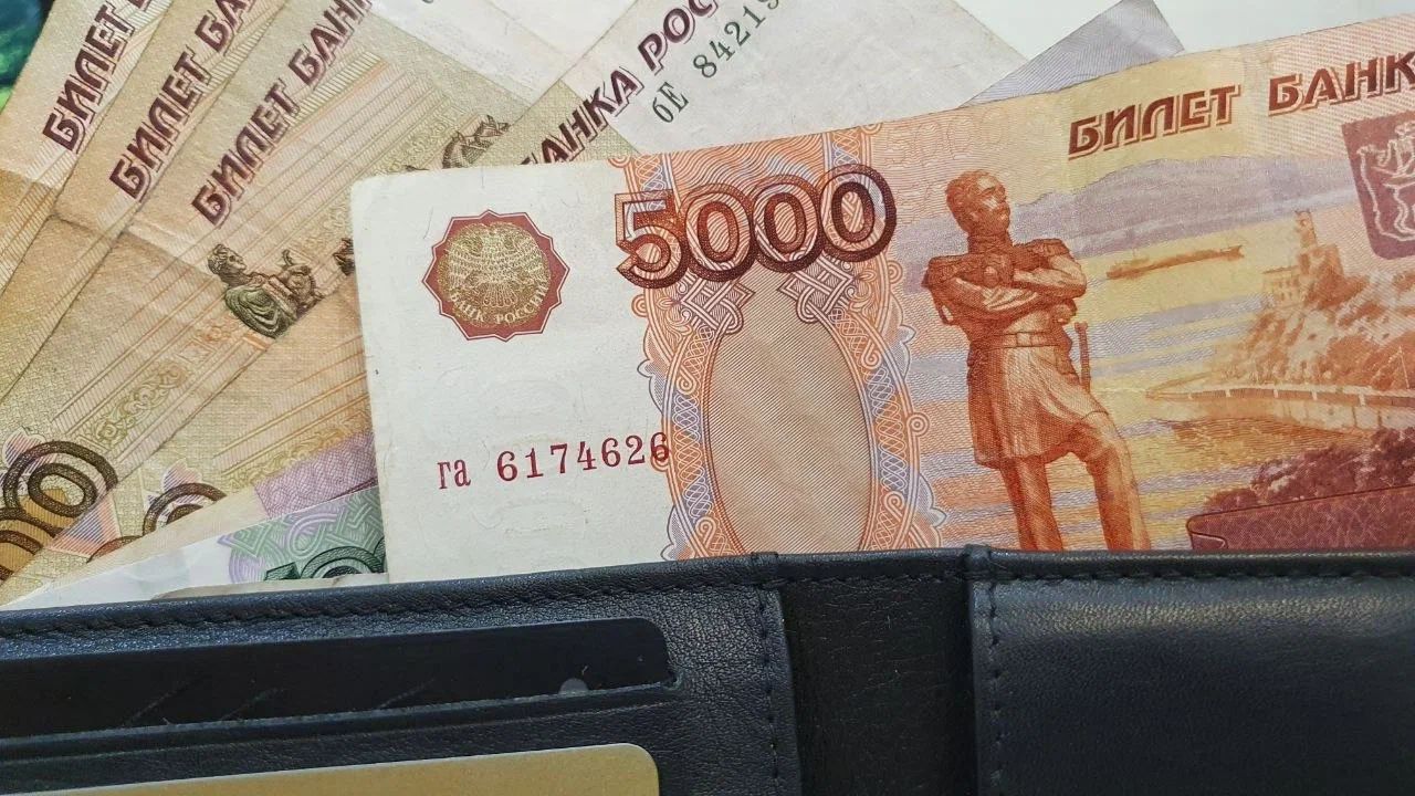 Банки усилят контроль за внесением наличных свыше 5 млн рублей российский рубль