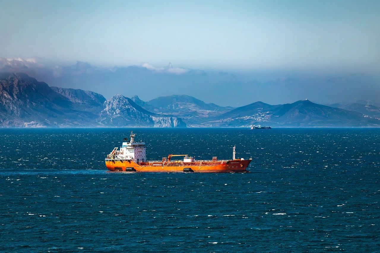 Евросоюз намерен приостановить корректировку ценового лимита на российскую нефть нефтяной танкер