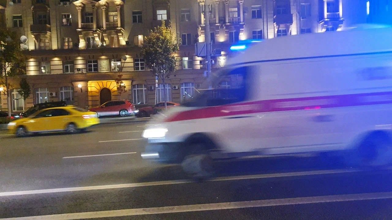 Братская авария во Владивостоке: семейный конфликт на дороге привел к массовому ДТП с пятью машинами скорая помощь