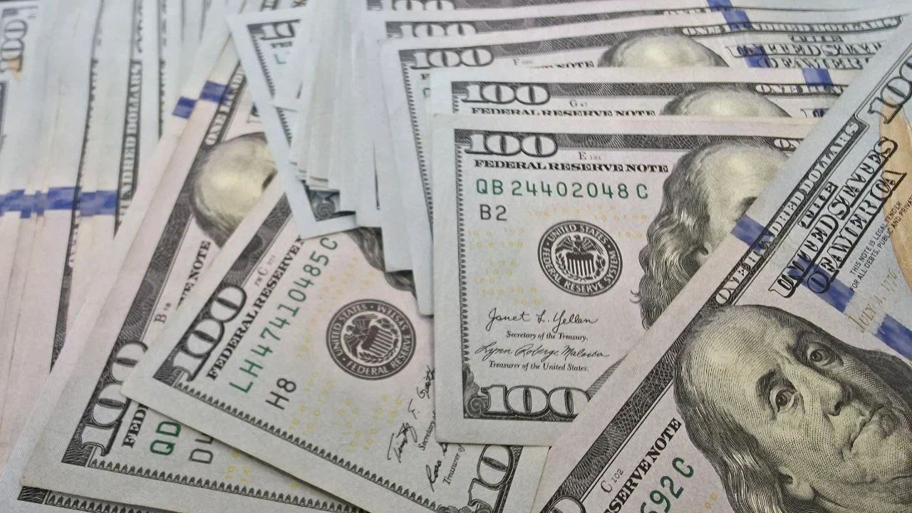 Цены на нефть взлетают на фоне резкого обострения конфликта между Израилем и Ираном американский доллар