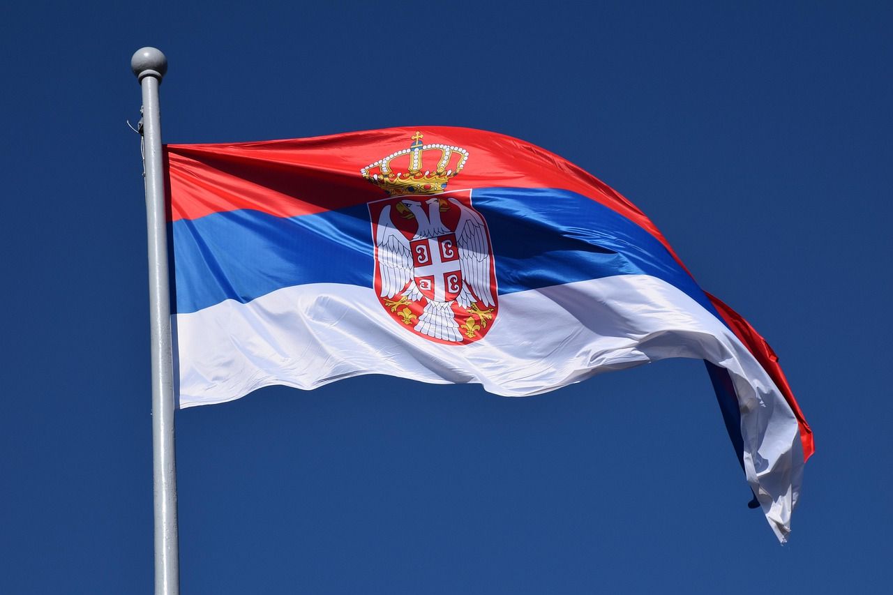 В Сербии задумались об отмене безвизового режима с Россией ради евроинтеграции флаг Сербии